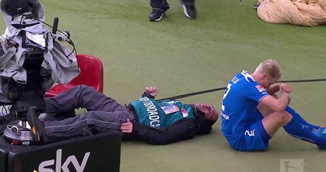 Video bóng đá: Nhân viên quay phim nhập viện vì bị cầu thủ húc mạnh vào đầu